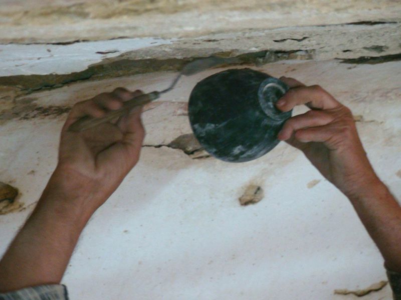Injection de coulis de chaux entre la couche picturale et le mur
