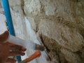 Injection de coulis de chaux entre la couche picturale et le mur